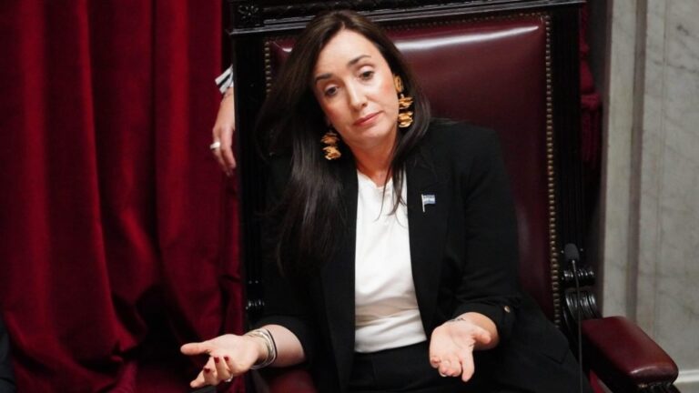 Victoria Villarruel habla ante periodistas en Rosario