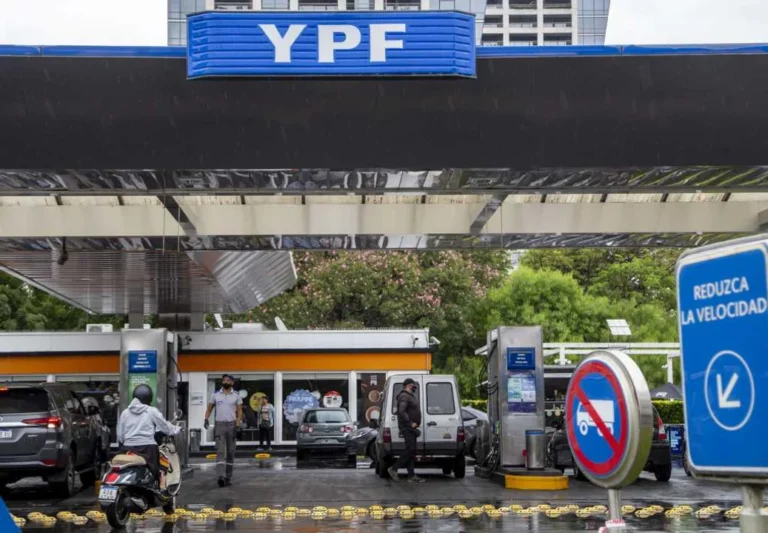 Surtidor de YPF con precios de combustibles visibles